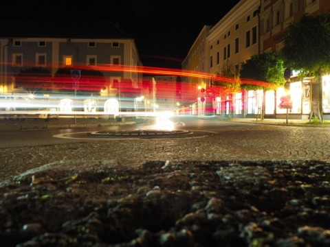 Langzeitbelichtung an einem Salzburger Kreisverkehr in der Nacht